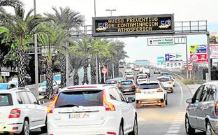 Aviso dado este año por alta contaminación en el panel informativo que está en Ronda Sur./guillermo carrión / agm