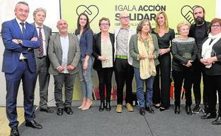 De izquierda a derecha, Diego García-Esteller, Alberto Aguirre de Cárcer, Francisco López, Marta Semitiel, María Ángeles Gomariz, Javier Martínez, Mari Carmen Carretero, Pilar Torres, Ana Morenilla, Jorge Martínez y María Belén García posan al final de la II Gala Acción Solidaria, en las instalaciones de la Fremm, en Murcia./GUILLERMO CARRIÓN / AGM