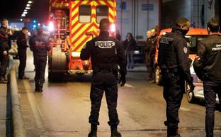 La policía francesa asegura un área en un túnel en el distrito financiero y comercial de La Défense, cerca de París./Reuters