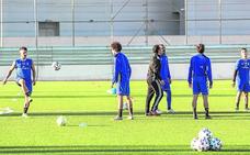 Elady y Quim Araujo dan toques a la pelota, en el entrenamiento del martes en el campo López Belmonte de las Seiscientas./J. M. RODRÍGUEZ / AGM