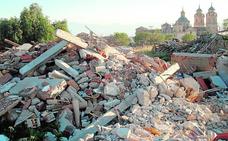 Escombros a los que quedó reducido hace unos años 'El Corralazo' que había en el entorno del Monasterio de los Jerónimos, una casa rural que se puede ver en la imagen de la derecha./huermur