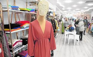 Varias clientas miran prendas de ropa en la tienda Pepa López, ubicada en la calle del Carmen./pablo sánchez / agm