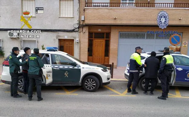 Fotografía de varios agentes de la Guardia Civil y la Policía Local deteniendo a los presuntos autores del delito de robo con violencia a una anciana de Mula./Guardia Civil Murcia