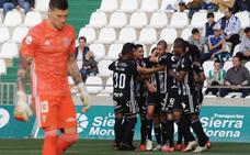 Los jugadores del Efesé celebran uno de sus goles conseguidos ante el Córdoba, este domingo./LOF