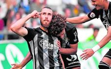 David Andújar celebra con Carrasquilla y Lucas de Vega su primer gol al Córdoba./ANDY CÉSPEDES / FC CARTAGENA
