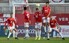 Varios futbolistas del Real Murcia durante un partido esta temporada./Javier Carrión / AGM