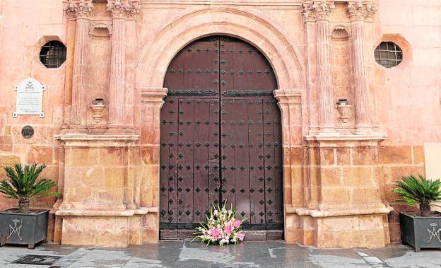 Semana Santa de Lorca: Vivas y un bello ramo de flores para la Dolorosa |  La Verdad