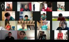 Imagen de la videollamada de los alevines del Murcia, con la presencia de Portu en la ventana de abajo a la izquierda./Real Murcia