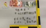 Bellotas de hachís y dinero incautado por la Benemérita./Guardia Civil