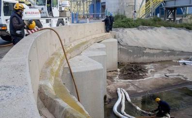 Operarios de limpieza, este sábado en la rambla del Charco, en Escombreras./PABLO SÁNCHEZ / AGM