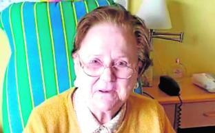 María Ruiz, usuaria de la residencia Villademar, en San Pedro del Pinatar, lee una de las cartas que han llegado estos días al centro./VILLADEMAR