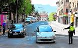 Una agente para a un vehículo en uno de los controles realizados ayer en Caravaca de la Cruz./JUAN F. ROBLES