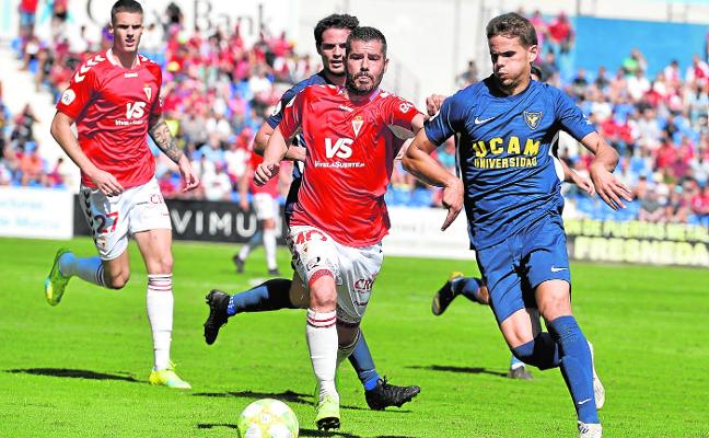 Curto y Hugo Álvarez, en el derbi entre el UCAM y el Murcia disputado en La Condomina./NACHO GARCÍA / AGM