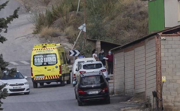 Una ambulancia accede a la zona donde se ha producido el accidente laboral que ha costado la vida a un trabajador./J. M. Rodríguez / AGM