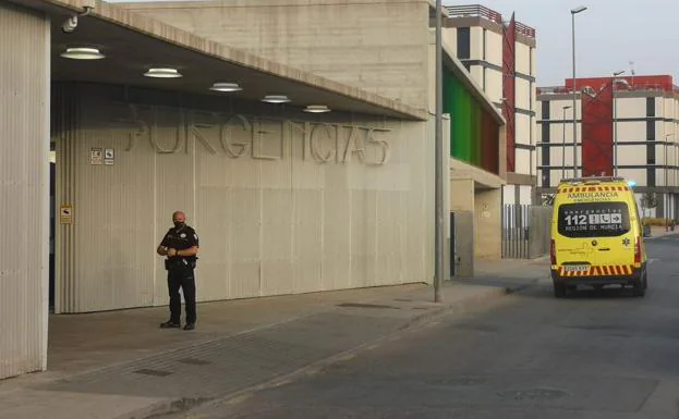 Un policía, en la puerta del centro de salud donde falleció el jornalero. /Jaime Insa / AGM