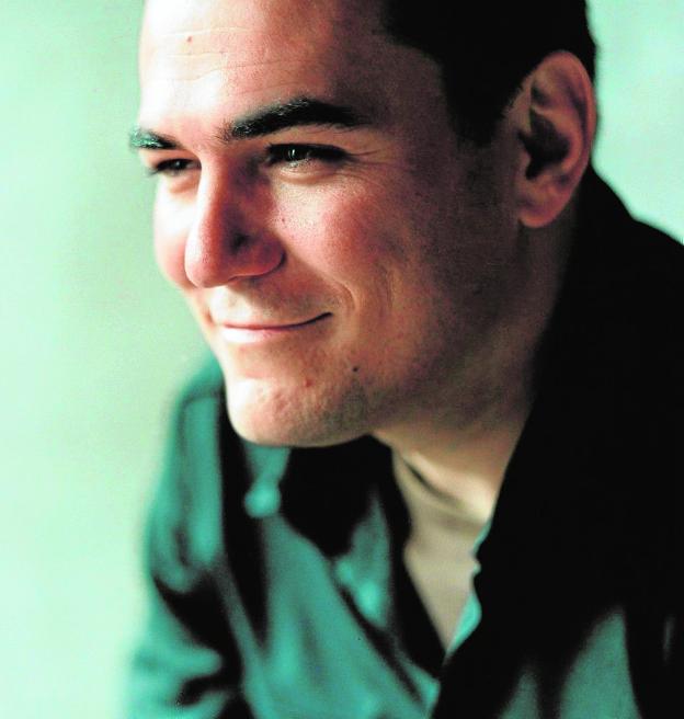 Ismael Serrano, sonriente. / ISMAELSERRANO.COM
