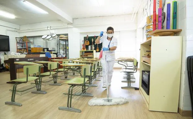 Una trabajadora limpia un aula del colegio público San Juan, en Murcia./Javier Carrión / AGM