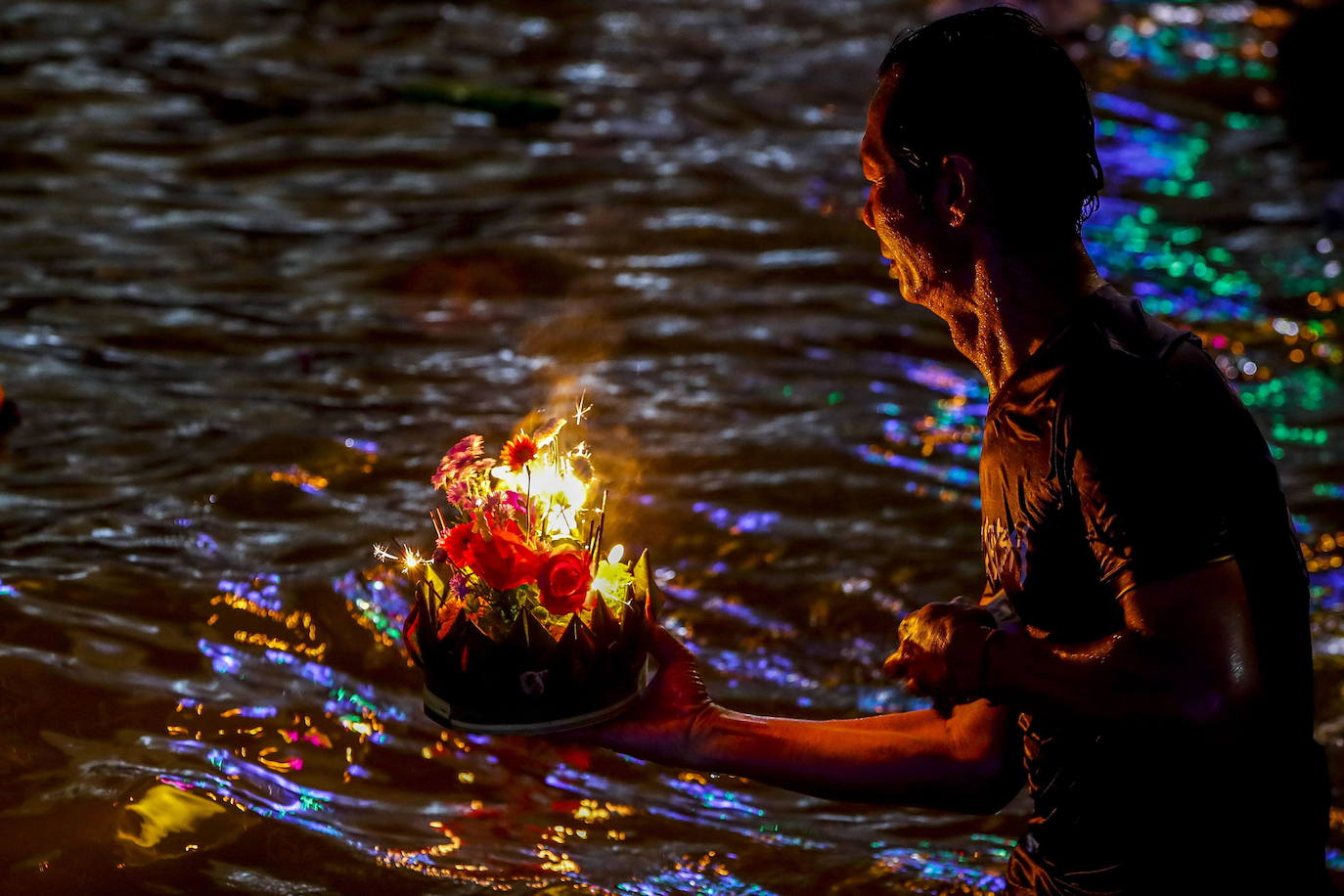 Fotos: Flores, incienso, velas y papeles de colores | La Verdad