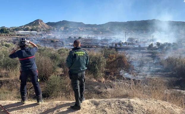 Efectivos trabajan en la zona incendida, este martes./C.C.