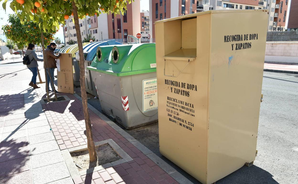 Murcia pondrá coto a los contenedores de recogida de ropa y calzado La