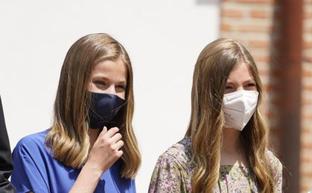 La Princesa Leonor, durante sU confirmación, y la Infanta Sofía/eP