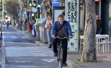 Un ciclista circula por un carril bici de Murcia, en una imagen de archivo./Vicente Vicéns / AGM