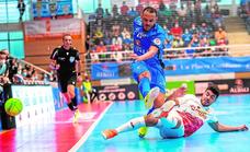 Matheus Preá dispara un balón en el pabellón Virgen de la Cabeza, que corta Matteus./Viña Albali Valdepeñas