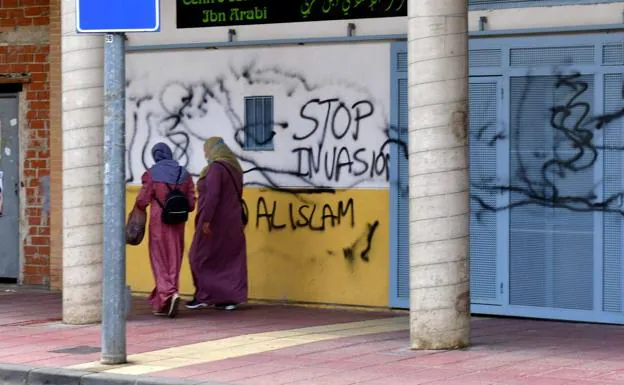 Imagen de la pintada que ha aparecido en la mezquita de Cabezo de Torres. /ros caval / agm