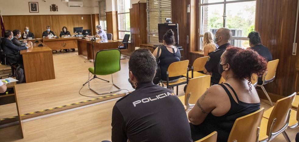 La Audiencia aplaza hasta enero de 2024 el juicio a cuatro presas acusadas de violar a otra - Vimarsana News