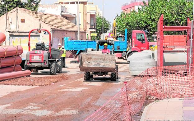Works on Peroniño street to build an anti-drift collector. 