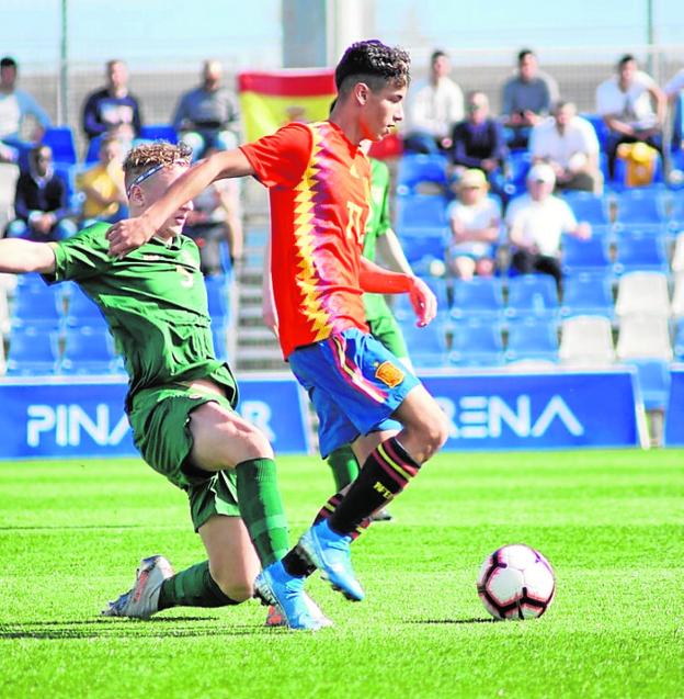 Enrique Herrero controls the ball in a match for Spain under-17. 