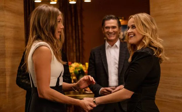 Jennifer Aniston and Reese Whiterspoon, in a still from the series.