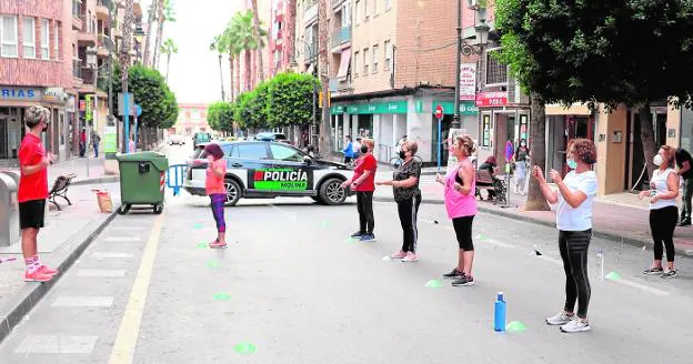 A group of women participate in a sports activity scheduled on Estación Street yesterday. 