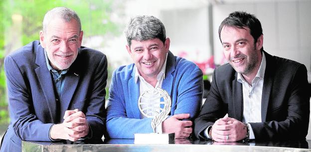 Jorge Díaz, Antonio Mercero y el lorquino Agustín Martínez, ayer en Barcelona. Los tres estaban detrás del seudónimo Carmen Mola, ganadora del Premio Planeta 2021 con 'La bestia'. / EFE