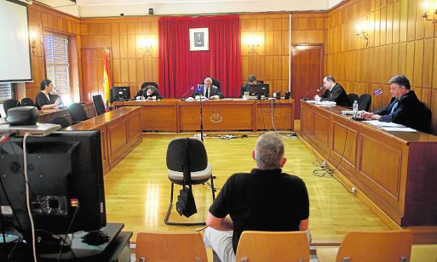 Holding a trial in one of the rooms that the Provincial Court has in Murcia. 