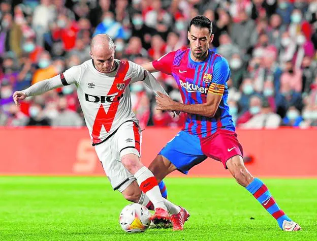 Isi Palazón dribbling Busquets, last Wednesday in Vallecas. 