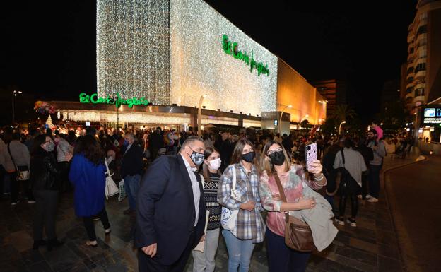 Huertanos, nazarenos, sardineros y moros y cristianos encienden la Navidad  en El Corte Inglés de Murcia | La Verdad