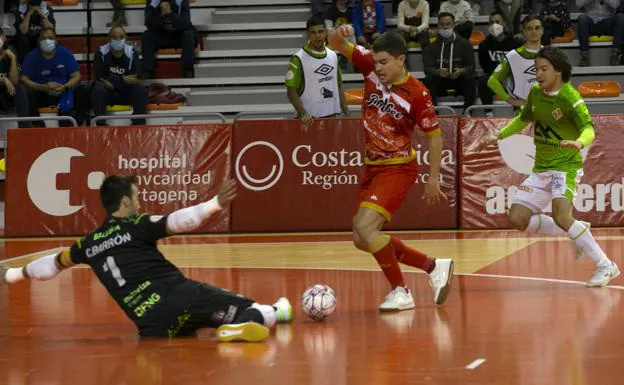 Mellado, from Jimbee Cartagena, tries to get around the Palma Futsal goalkeeper.