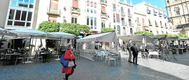 Shading devices using awnings continue to occupy a large part of Plaza Belluga and will have to be replaced by umbrellas, which already populate the terraces of Plaza de los Apóstoles (above). 