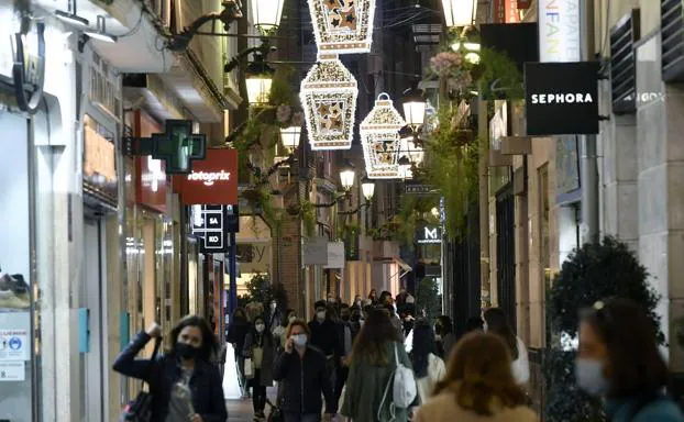 Murcia residents walk with masks through the city center last Christmas. 