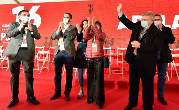 Vélez greets the delegates, along with Cristina Narbona -center- and the mayor of Murcia -left-, yesterday at the PSRM congress. 
