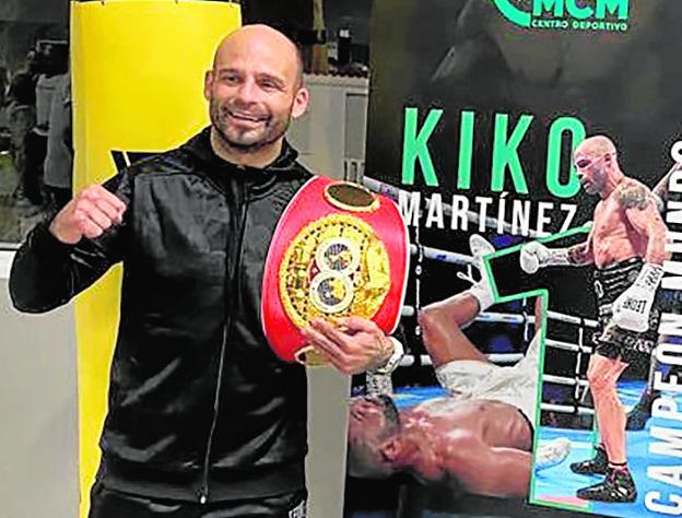 Kiko Martínez poses with the world champion belt. 