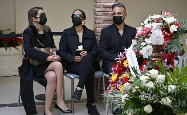 Manolo Santana's widow, Claudia Rodríguez (c), accompanied by her son Cristian and one of the former tennis player's daughters, Bárbara