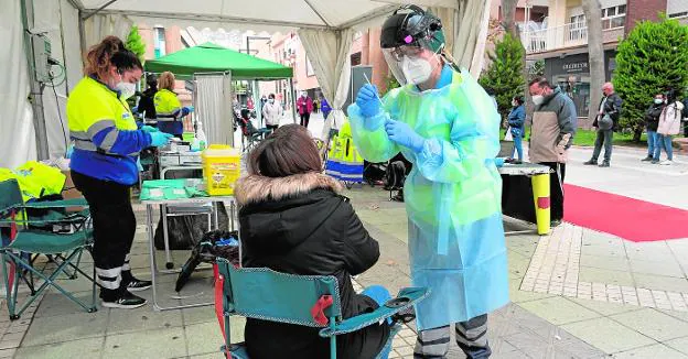 A nurse extracts a sample for antigen testing from a woman, yesterday in Lorca. 