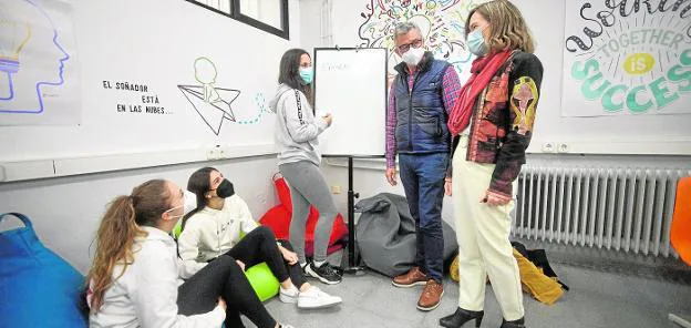 Several students make use of the creative area of ​​the Entrepreneurial Classroom together with two professors at the IES Juan Carlos I of Murcia. 