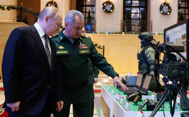 Vladimir Putin and Russian Defense Minister Sergei Shoigu at an exhibition of military equipment. 