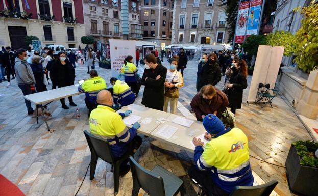 Queues at the Covid point installed in the Plaza del Romea in Murcia this Thursday. 
