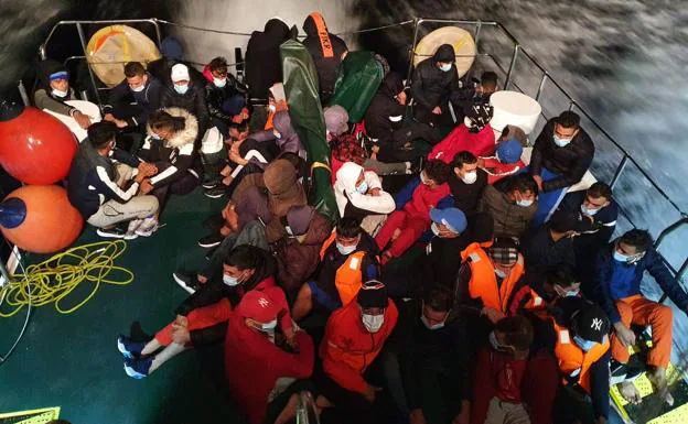 A Civil Guard boat transports dozens of rescued immigrants.