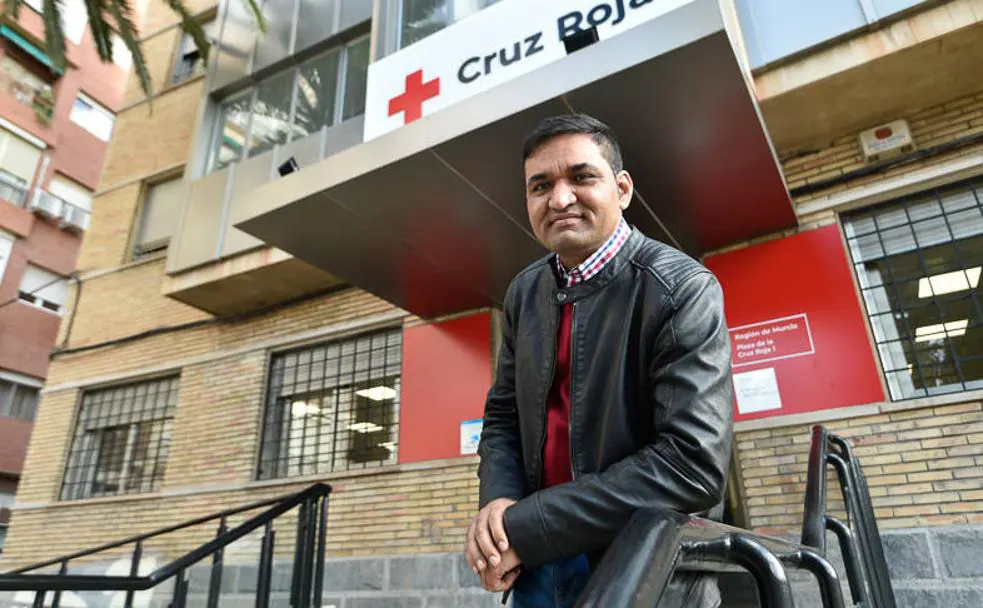 Sayed Habib Ahmadzada, this Tuesday, in front of the Red Cross headquarters, where he receives assistance as an Afghan refugee in Spain. 