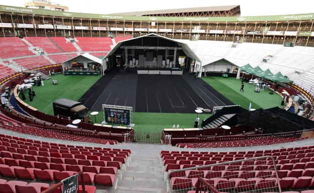 Work in the Murcia bullring, where the Natos and Waor concert will be held tomorrow with all the attendees seated and whose facilities will be adapted for consumption in the 'Tardevieja'. 